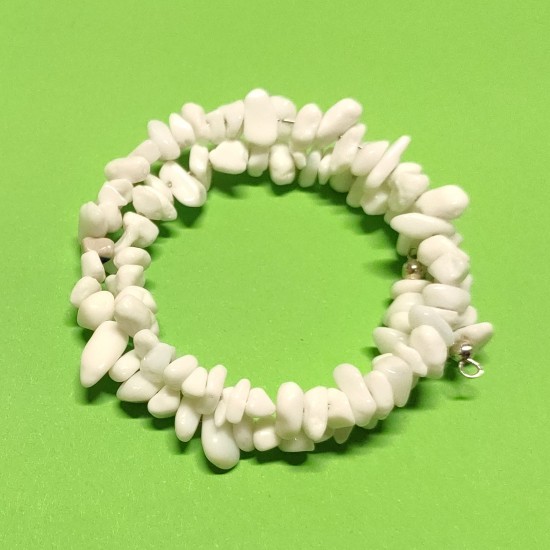  Bracelet made of white agate chips. The bracelets are made by hand on memory wire. Universal size.