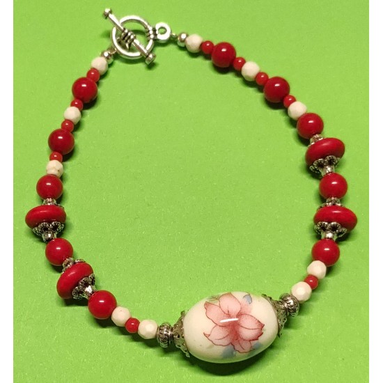 Bracelet about 20.5 cm, white and red coral. Spherical coral beads