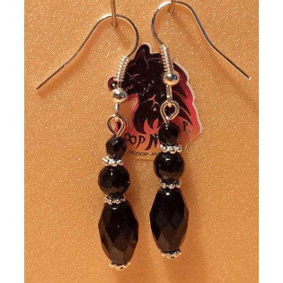  Spherical and barrel onyx earrings. Made of silver-plated needles and cakes, faceted onyx spheres, cinnabar spheres and silver-plated spacer spacers.