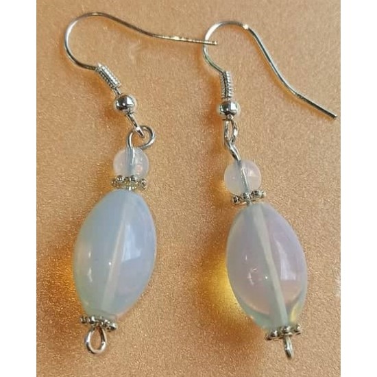 Semi-precious opal bead earrings with silver plated accessories. 4 cm with cakes with everything.
