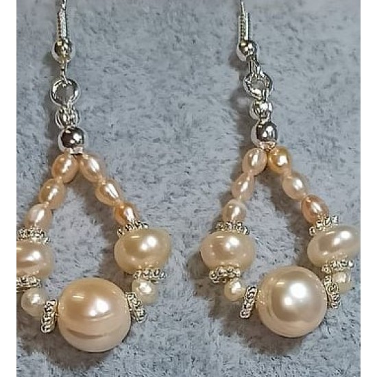 Peach-colored natural (cultured) pearl earrings with silver-plated accessories. 5.5 and 3.5 cm with cakes with everything. CER029-1 = 5.5 cm CER029-2 = 3.5 cm