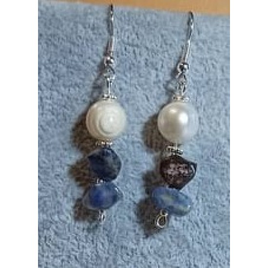 Earrings made of large sodalit chips and natural cultured pearls with spacers and silver-plated cakes.   CER038-1 = 5 cm,   CER038-2 = 5 cm,   CER038-3 = 5 cm.