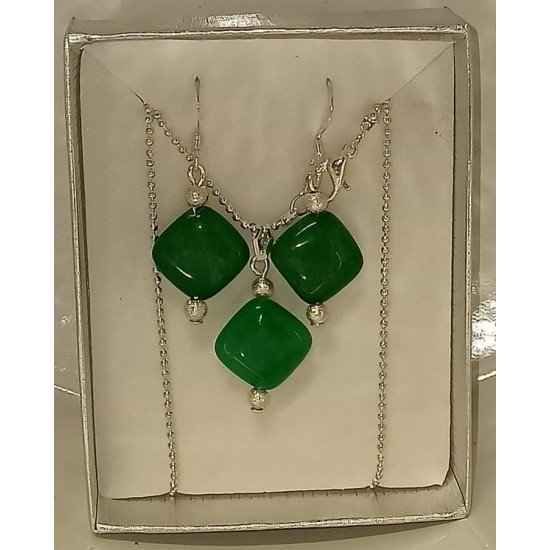  45cm chain and silver plated accessories with pendant and diamond green jade semiprecious stone earrings.