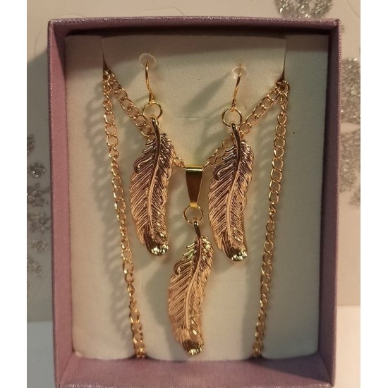 Jewelry set. Chain with gold-plated metal pendant earrings, up, 35.5x10.5x4mm, thin wide gold-plated hanger 11x4mm, gold-plated necklace base 46cm long, za 4x2,5mm, simple gold-plated cakes 22x11mm.