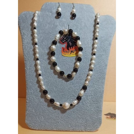 Set: necklace-bracelet-earrings made of white natural pearls with onyx beads. Necklace about 58.4 cm + 5 cm extension plated with silver, handmade on silicone wire made of natural pearls (culture), onyx spheres, silver plated spacers, silver lobster clasp