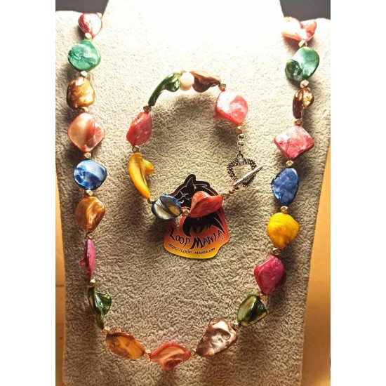 Set: necklace--bracelet. Necklace and bracelet made of semi-precious mother-of-pearl chips and glass beads, on silicone wire, with silver-plated accessories with Tibetan silver toggle clasps.